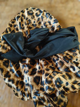 Load image into Gallery viewer, Short satin bonnet
