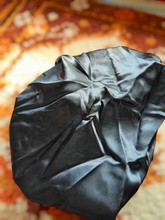 Load image into Gallery viewer, Short satin bonnet

